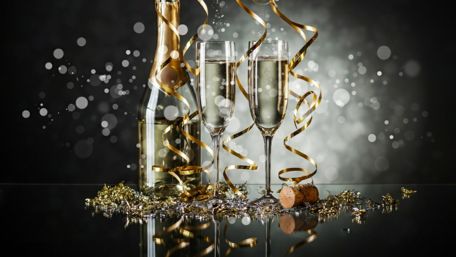 Glasses of champagne wallpaper