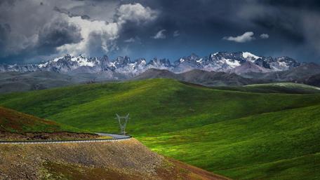 Sky-high mountains in China wallpaper
