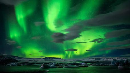Majestic Aurora Borealis Illuminates the Night Sky wallpaper