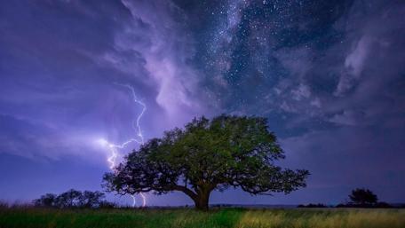 Lightning and Milky Way wallpaper