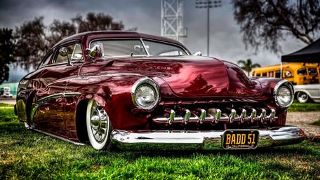 Gleaming Vintage Classic on Grass wallpaper