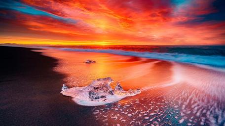 Icy beach in Iceland wallpaper