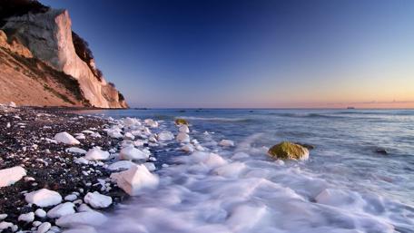 Serenity at the Shoreline wallpaper