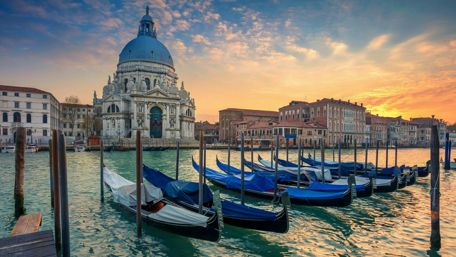 Grand Canal and Santa Maria Della Salute wallpaper