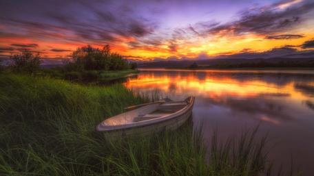 Serene Sunset Over Tranquil Waterscape wallpaper