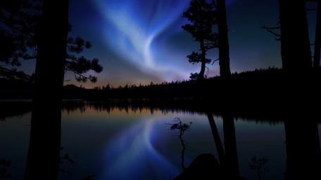 Polar lights reflection wallpaper