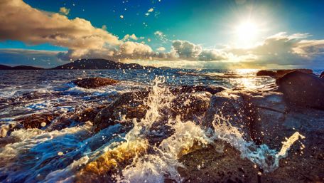 Splashing waves wallpaper