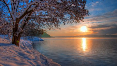 Snowy winter lake wallpaper