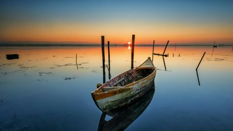Tranquil Sunset Over Calm Waterscape wallpaper