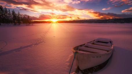 Snowy boat wallpaper