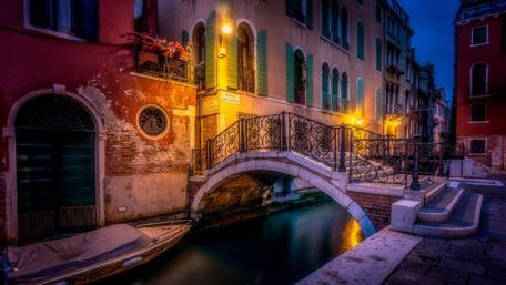 Venice canal at night, Italy wallpaper