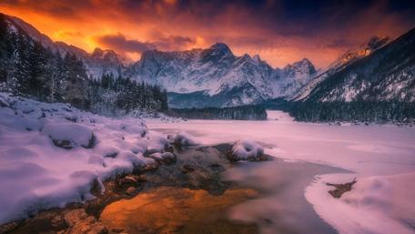 Frozen Lake Fusine wallpaper