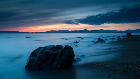 Misty seashore at dusk wallpaper