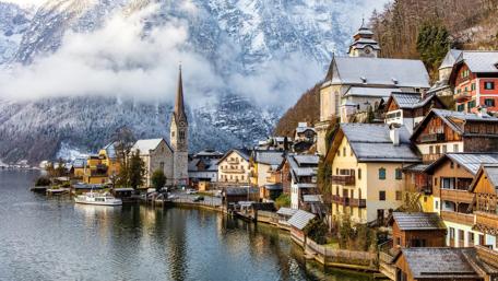 Hallstatt at Hallstätter See lake wallpaper