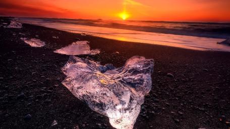 Jökulsárlón glacial lake in the sunset -  Vatnajokull National Park, Iceland wallpaper