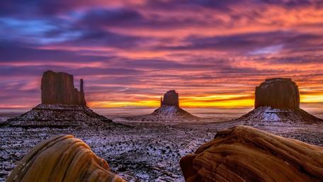 Monument Valley - West and East Mitten Buttes wallpaper
