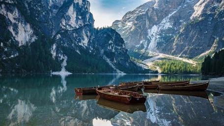 Boats on Pragser Wildsee wallpaper
