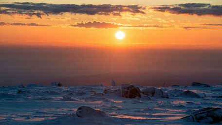 Majestic Arctic Sunset Over Snowy Horizon wallpaper