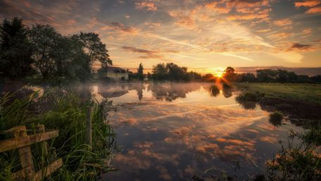 Summer sunrise in Zouch village, United Kingdom wallpaper