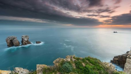 Tranquil Sunset Over Serene Ocean Cliffs wallpaper