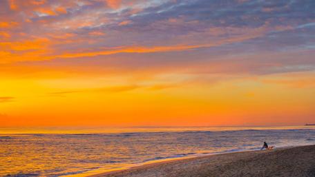 Vibrant Sunset Over Tranquil Beach Scene wallpaper