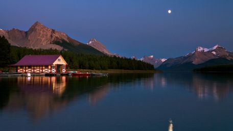 Maligne Lake at night (Jasper National Park, Canada) wallpaper
