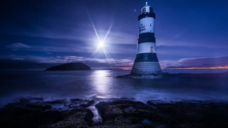 Trwyn Du Lighthouse (Penmon Lighthouse) at night wallpaper