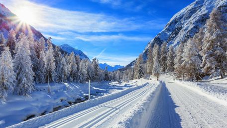 Snowy winter road wallpaper