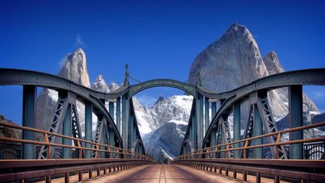 Majestic Peak View from Iconic Bridge wallpaper