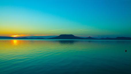 The first rays of the sun over the sea wallpaper
