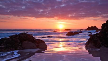 Majestic Purple Dawn Over Tranquil Ocean Shore wallpaper