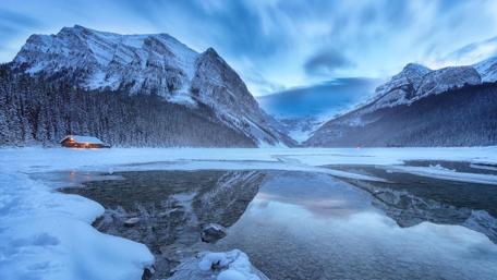 Lake Louise in winter wallpaper