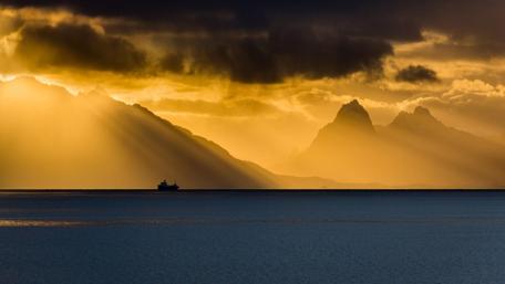 Golden Sunset Over Serene Ocean Waters wallpaper