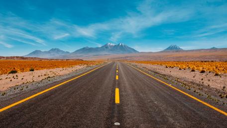 Highway toward the mountains wallpaper
