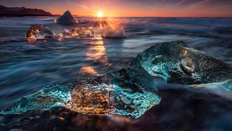 Jökulsárlón glacial lake at sunset  (Vatnajokull National Park, Iceland) wallpaper
