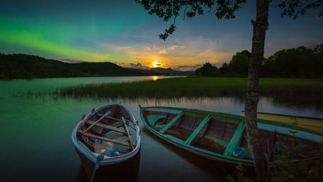 Aurora Borealis at dusk wallpaper