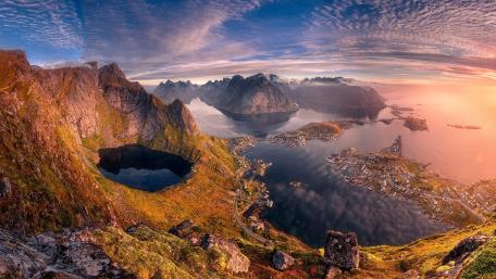 Reinebringen panorama (Moskenesøya, Lofoten) wallpaper