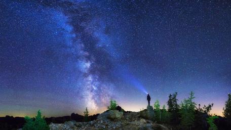 Milky way over North Cascades National Park wallpaper