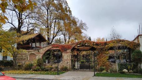Autumn at the town of Hisarya wallpaper