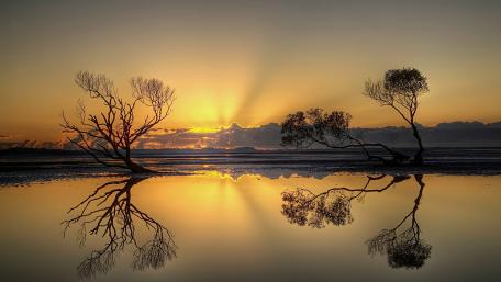 Tranquil Sunset Reflection Over a Serene Lake wallpaper
