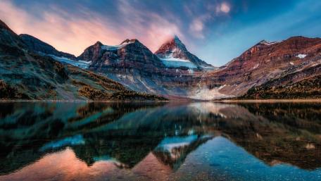 Majestic Mountain Reflections in Tranquil Waters wallpaper
