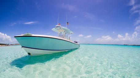 Tranquil Escape on Crystal Clear Waters wallpaper
