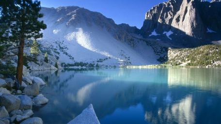 Serene Reflection of a Glacial Lake in Winter wallpaper
