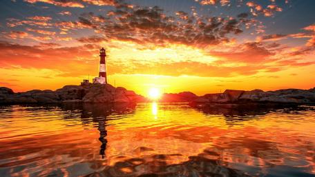 Eigerøy Lighthouse at Midbrødøya Island wallpaper