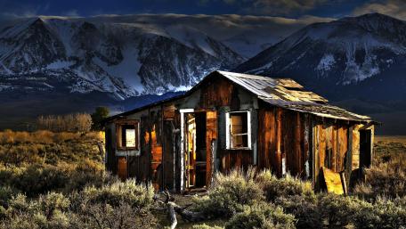 Old shack in Bodie Hills wallpaper