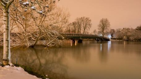 Footbridge on the Marne wallpaper