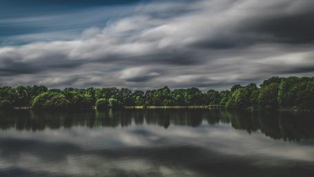 Cloudy reflection wallpaper