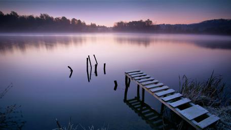 Tranquil Dawn Over Still Lake wallpaper