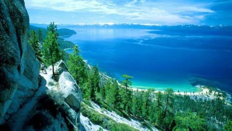Breathtaking Lakeside Serenity Experience Nature's Beauty Beyond Limits wallpaper