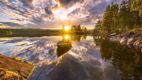 Serene Morning Reflections on a Tranquil Lake wallpaper